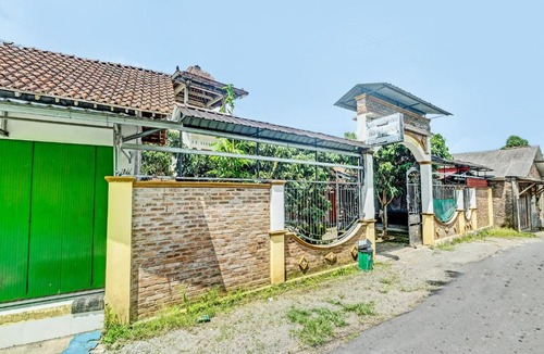 Borobudur Hotel | OYO 3355 Homestay Syariah Asyuban