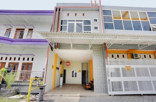 Lamongan Hotel | OYO 3705 Orchid Family Residence