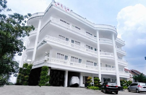 Malang Hotel | OYO 696 Hasanah Guest House Syariah De Saphire