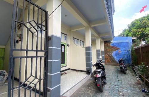 Mataram Hotel | OYO Life 93401 Kos Putri Alamanda Syariah