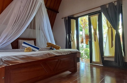 Gili Air House | Peaceful 2BR Bungalow Pool Access Walk to Sunset Beach