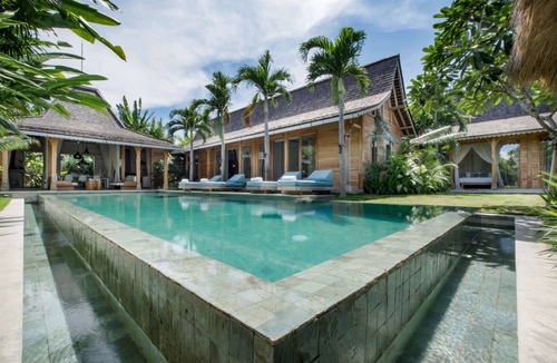 Kerobokan Villa | Picture Relaxing Beside Your Private Pool in Kerobokan, Bali Villa 2007