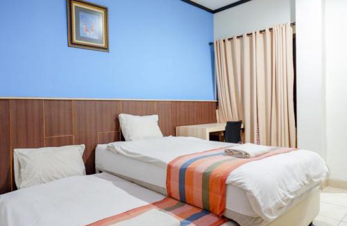 Laweyan House | Pineapple Mansion Solo Mitra RedDoorz near RS JIH Solo