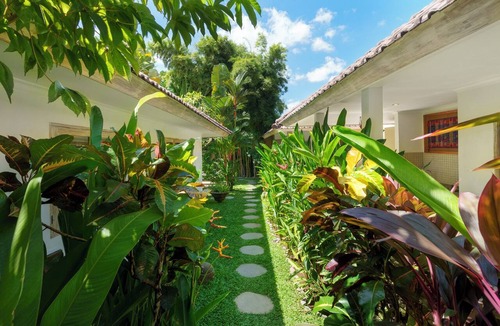 Batu Bolong Villa | Puri Pura; fully serviced 4 bedroom villa, central Canggu, close to the beach.