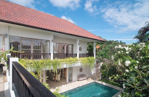 Batu Bolong House | Puri Temple; fully serviced 3 Bedroom Villa, Central Canggu. Close to the beach.