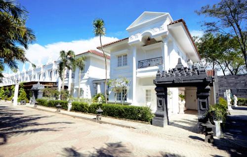 Colomadu Hotel | Ramada Suites By Wyndham Solo