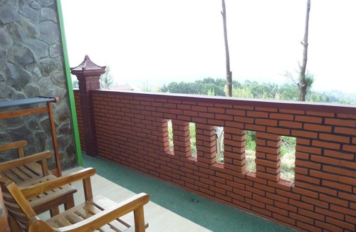 Ngadisari Bed & Breakfast | Red Twin Bedroom near active volcano Bromo