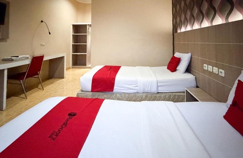Kupang Hotel | RedDoorz at Hotel Charvita Kupang