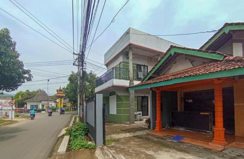 Pacitan Hotel | RedDoorz at Penginapan Hello Pacitan