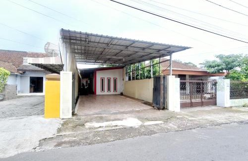 Blitar Hotel | RedDoorz at Victoria Hotel near Stasiun Blitar