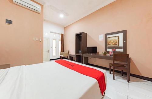 North Cirebon House | RedDoorz near Kejaksan Station Cirebon