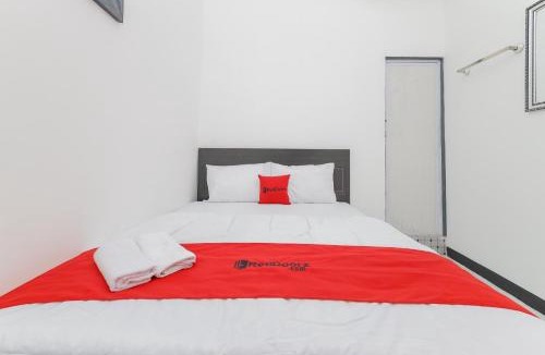 Wonokromo Hotel | RedDoorz near Mayapada Hospital Surabaya