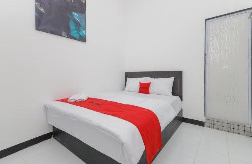 Wonokromo Hotel | RedDoorz near Mayapada Hospital Surabaya