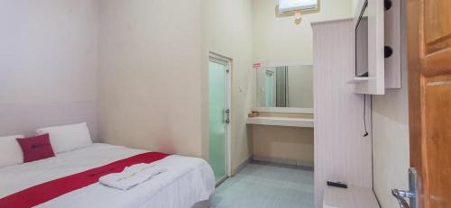 Pacitan Hotel | RedDoorz near Pantai Pancer Door Pacitan