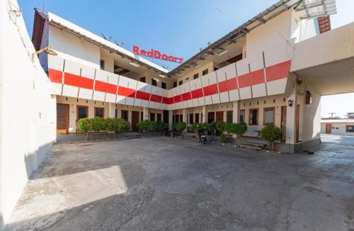 North Cirebon Hotel | RedDoorz near Pasar Pagi 2 by Cassana