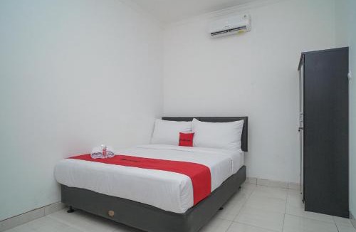 Kemanggisan Hotel | RedDoorz near RS Patria IKKT