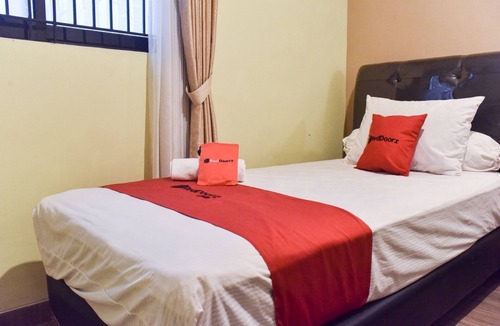 Darmo Hotel | RedDoorz near Surabaya Town Square