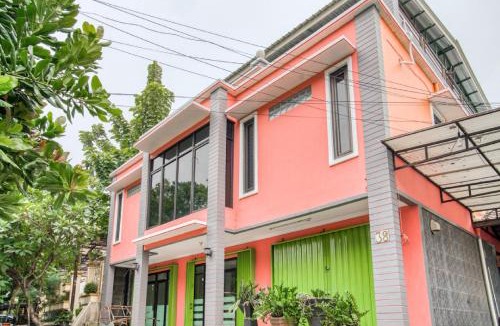East Jakarta House | RedDoorz near Taman Mini Jakarta