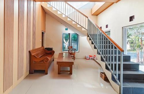 Salatiga Hotel | RedDoorz near Terminal Bus Tingkir Salatiga