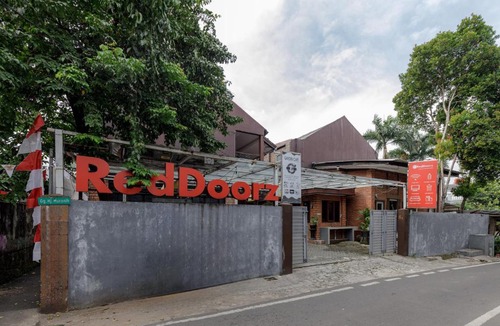 Ragunan House | RedDoorz Plus At Ampera Raya