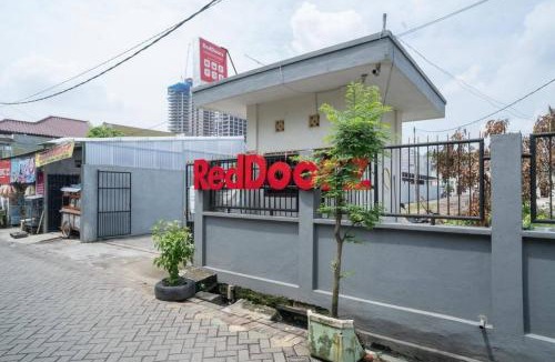 Siwalankerto House | RedDoorz Plus near Cito Mall Surabaya