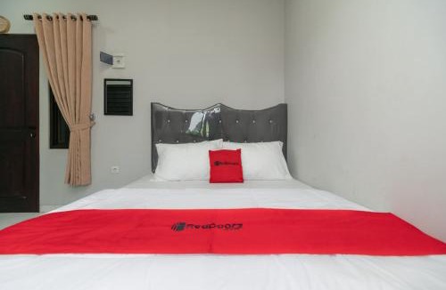 Sentul City Bed & Breakfast | RedDoorz Plus near Jungeland Sentul