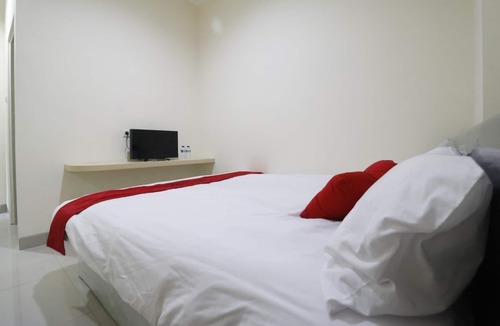 Tanjung Duren Utara Hotel | RedDoorz Plus near Mall Ciputra Jakarta
