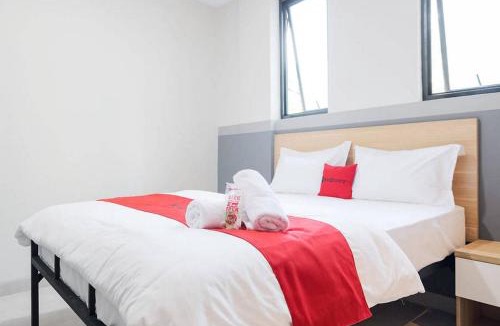 Tanjung Duren Utara Hotel | RedDoorz Plus near Taman Anggrek Mall