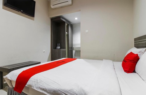 Medan Hotel | RedDoorz Plus Syariah @ Jalan Sriwijaya Medan