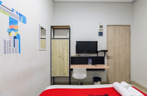 Kebayoran Lama Hotel | RedDoorz Plus Syariah near Mall Pondok Indah