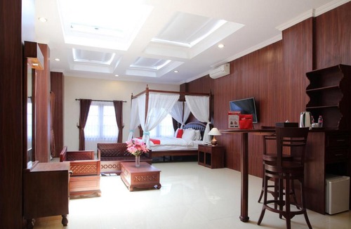 Laweyan Hotel | RedDoorz Premium At The Garden Suites Solo