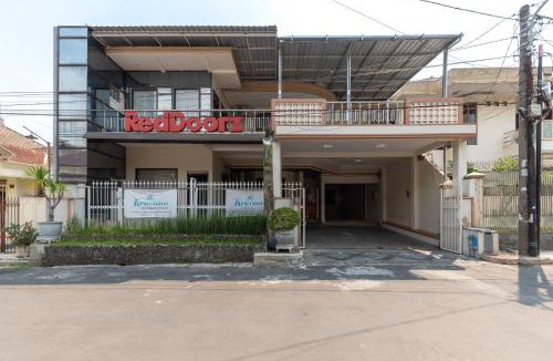 Malang House | RedDoorz @ Soekarno Hatta Indah