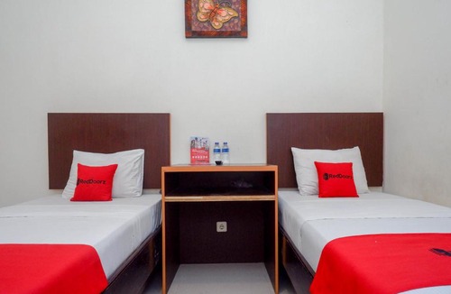 Pogung Lor Hotel | RedDoorz Syariah At Namira Hotel