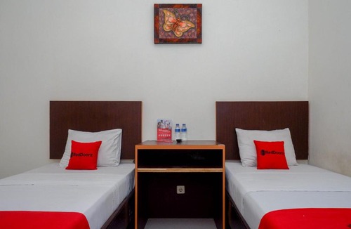 Pogung Lor Hotel | RedDoorz Syariah At Namira Hotel