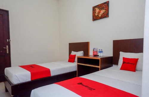 Pogung Lor Hotel | RedDoorz Syariah At Namira Hotel