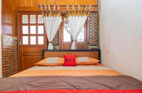 Poncokusumo House | RedDoorz Syariah At Wisma Djokorio Poncokusumo