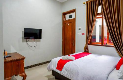 Semarang House | RedDoorz Syariah near Exit Toll Banyumanik Semarang