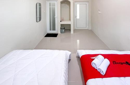Nganjuk Hotel | RedDoorz Syariah near Alun-Alun Tanjunganom Nganjuk