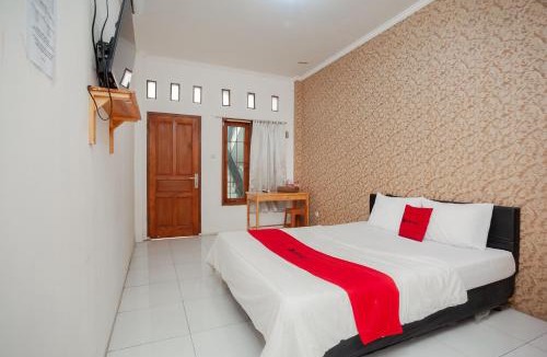Bekasi House | RedDoorz Syariah near Jatisampurna Hospital