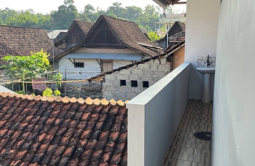 Banyuwangi Bed & Breakfast | Rumah gaya modern dan tradisional dengan interior khas Osing yang autentik