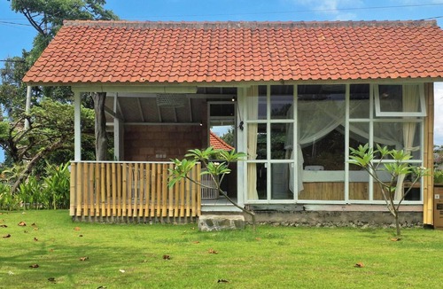 Kalisada House | Rumah Putih – Great Value Beachfront 1BR with Pool & Garden