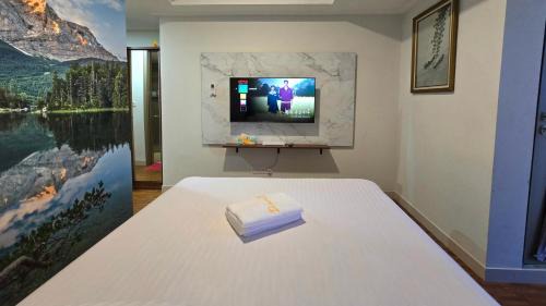 Pantai Indah Kapuk Apartment | Sea View with bridge Gold Coast next to Oakwood PIK