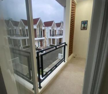 Oro Oro Ombo Villa | Serene Villa in Batu with 3 Bedrooms and a Rooftop