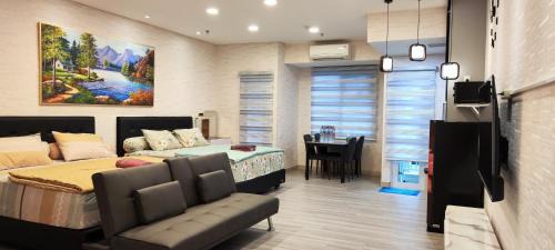 Kesawan Apartment | Spacious 2 King Bed Family Room 56 Sqm PODOMORO APARTMENT Tower Liberty 21st Floor with Mall Direct Access