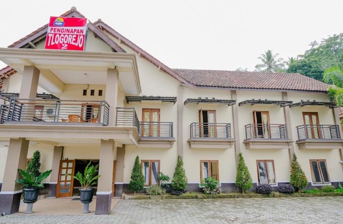 Briket Hotel | SPOT ON 2448 Hotel Tlogorejo 2