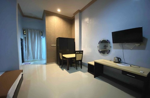 Palangkaraya House | Stylish Delux Twin Stay with Free WiFi and Parking