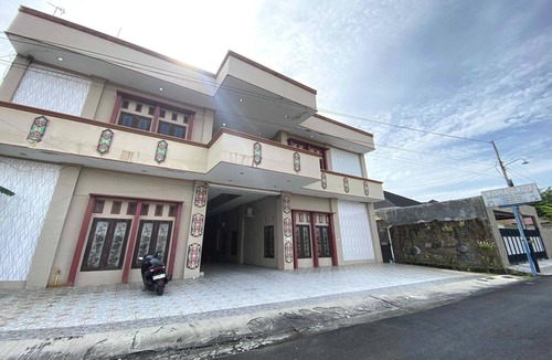Palangkaraya House | Stylish Delux Twin Stay with Free WiFi and Parking