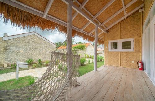 East Sumba House | Surfer - Single Room Bungalow with Queen Bed, Working Desk, Shower, FREE Access to Pool and Gym, Onsite SPA, Car-Bike-ATV Rental, Diving and Fishing