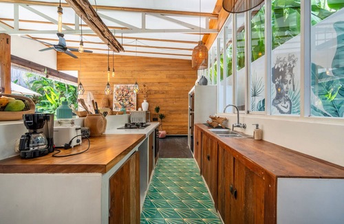 Batu Bolong Villa | Three Ensuite Bedrooms Hot Tub Tropical Garden
