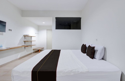 Grogol Hotel | Townhouse Oak near The Park Mall Solo
